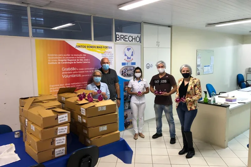 Associação Amigos do Hospital Regional de São José recebeu 600 unidades do álcool em gel. Foto: Divulgação/FIESC