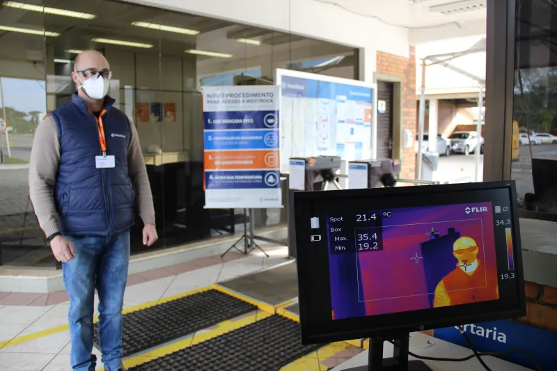 Aferição da temperatura no acesso à fábrica com câmera termográfica é uma das ações que integram protocolo de segurança da empresa. Foto: Divulgação/WestRock 