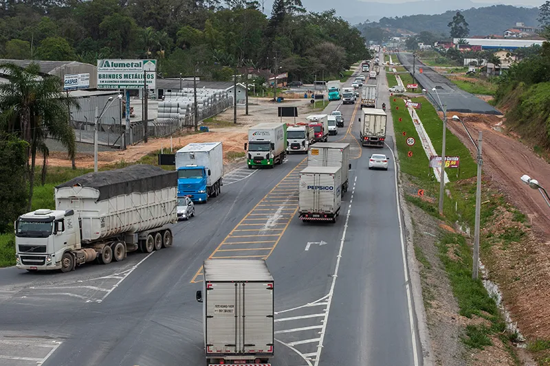 Rodovia em obras: investir em infraestrutura trará retorno imediato.