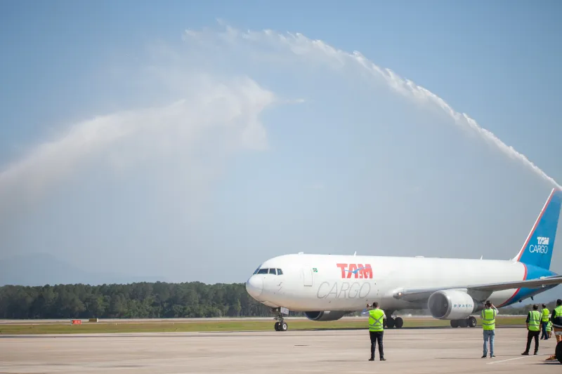 O boeing 747-300F fará voos semanais para o transporte de carga. Foto: Filipe Scotti