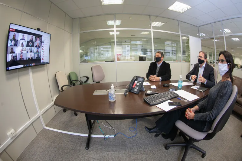 Presidente Mario Aguiar (c) acompanhou o evento online a partir da FIESC, em Florianópolis. Foto: Filipe Scotti