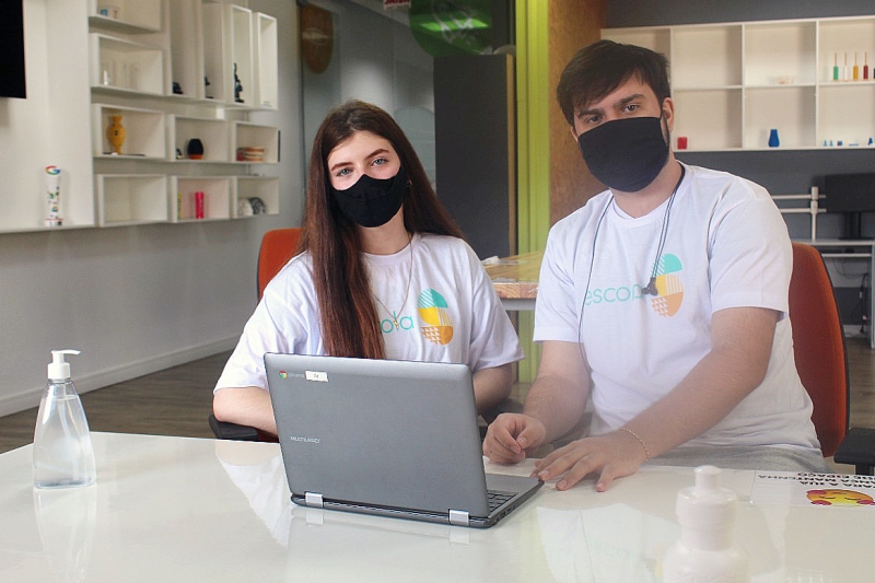 Júlia e Alan analisam desenvolvimento de aplicativo (divulgação)