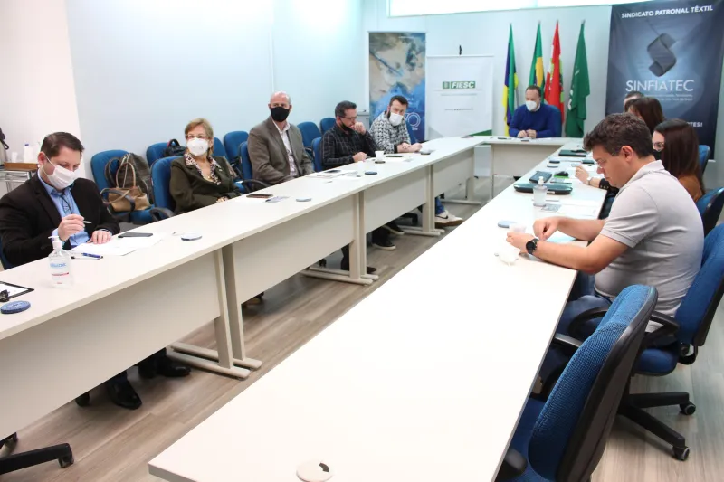 Câmara da FIESC avalia perspectivas econômicas para a indústria têxtil