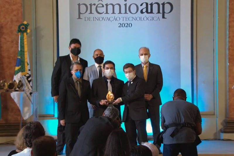 Anselmo da Silva Júnior (c), do SENAI/SC, recebeu o prêmio (foto: divulgação)