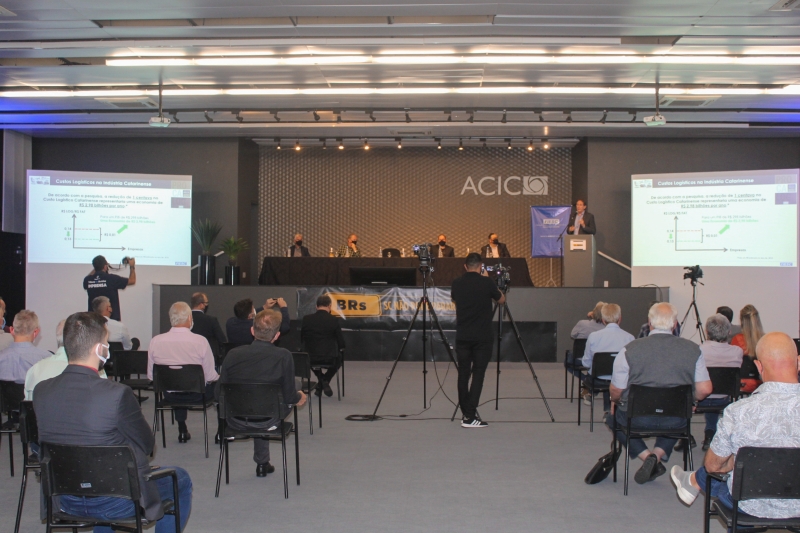 Presidente da FIESC, Mario Cezar de Aguiar, durante apresentação (foto: Jéssica Pereira)