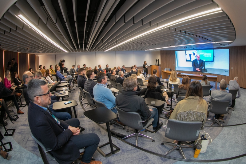Alexandre Cunha, da escola de negócios Nova, de Lisboa, ministra a primeira aula do programa. Foto: Filipe Scotti  Alexandre Cunha, da escola de negócios Nova, de Lisboa, ministra a primeira aula do programa. Foto: Filipe Scotti