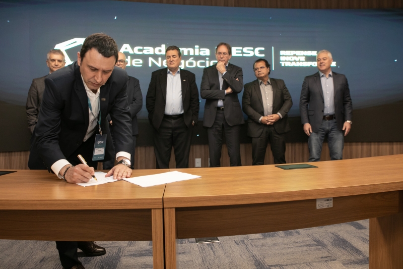 Diretor-regional do SENAI/SC, Fabrizio Machado Pereira, na assinatura de cooperação com o Sebrae. Foto: Filipe Scotti  Diretor-regional do SENAI/SC, Fabrizio Machado Pereira, na assinatura de cooperação com o Sebrae. Foto: Filipe Scotti