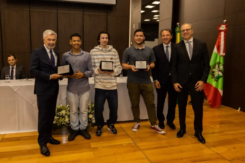 Homenagem aos jovens que participam do programa Novos Caminhos. Foto: Guga Volks 