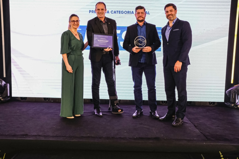 Ricardo Oenning, diretor da Tecelagem Norte Catarinense, recebe o troféu pelo projeto Retalhos do Bem. Foto:  Elizandro Giacomini