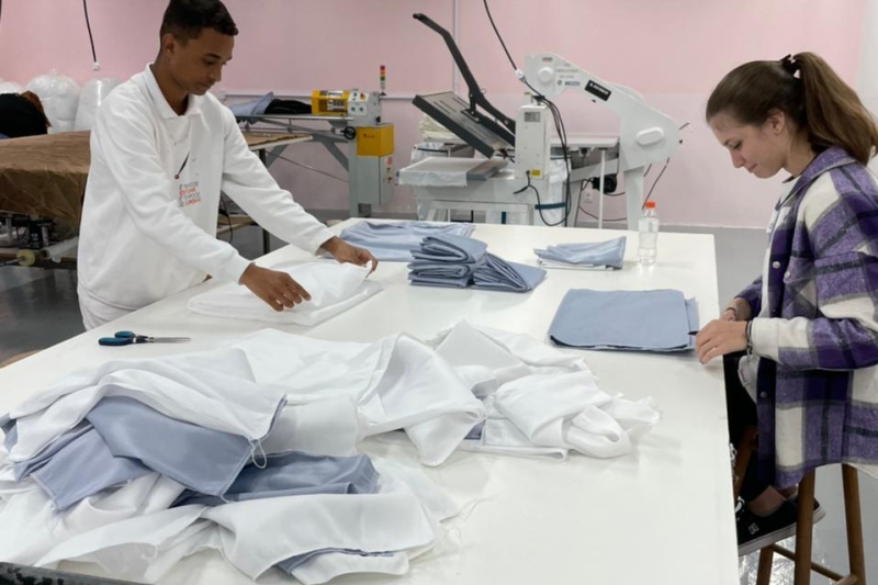 Voluntários do projeto Retalhos do Bem separando doações recebidas de indústrias. Foto: Divulgação/FIESC Voluntários do projeto Retalhos do Bem separando doações recebidas de indústrias. Foto: Divulgação/FIESC