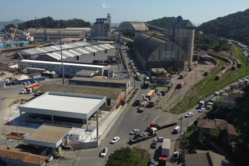   Vista parcial do porto de São Francisco e do km 0,0 da BR-280/ SC