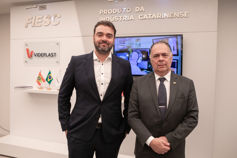 Eliandro Pazin (e) e o presidente da FIESC em exercício, Gilberto Seleme. Foto: Filipe Scotti