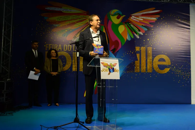 Feira do Livro contribui para desenvolver capital humano, afirma Aguiar