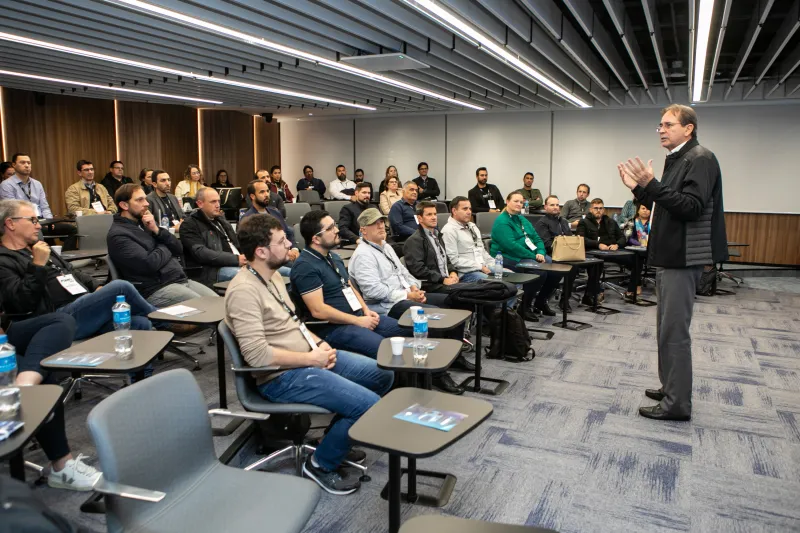 Presidente da FIESC, Mario Cezar de Aguiar, em conversa com os membros do FaberUp. Foto: Ivonei Fazzioni