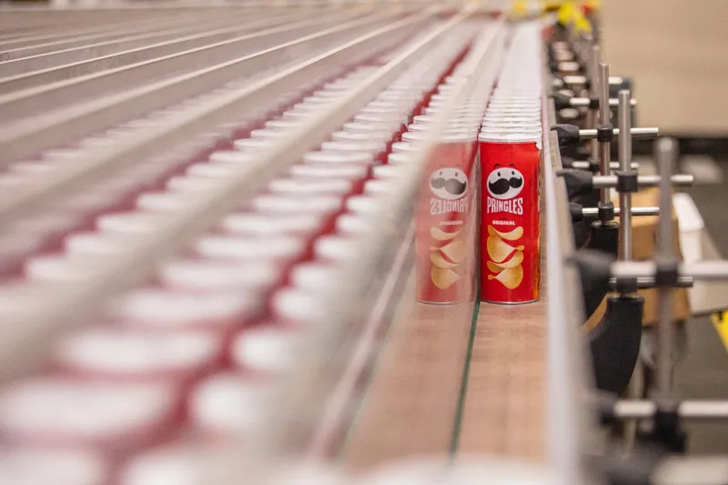 A batata Pringles é mundialmente reconhecida por seu sabor único e pela icônica lata vermelha (foto: divulgação Kellogg)