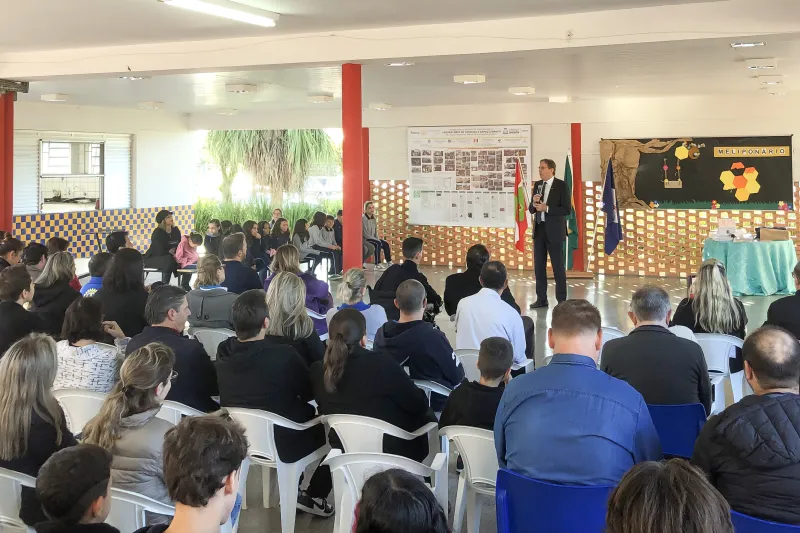 Aguiar participou do evento na Escola Municipal Professora Virgínia Soares. Foto: Logos Comunicação