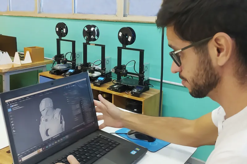 Professor Joselito de Jesus trabalha em projeto do robô que será exposto no evento (foto: Lucas Ferreira da Silva)