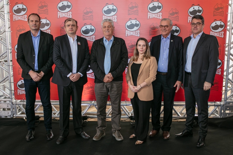 Jardel Carminatti, gerente executivo SESI/SENAI para a região Oeste, Alberto Raich, vice-presidente e gerente geral da Kellogg no Brasil, Waldemar Schimitz, vice-presidente da FIESC para a região Oeste, Evelyne Faccio, head de Assuntos Corporativos da Kellogg, Silvio Dreveck, secretário de Estado da Indústria, Joni Menezes, secretário adjunto de Estado da Indústria. Foto: Divulgação / Kellogg