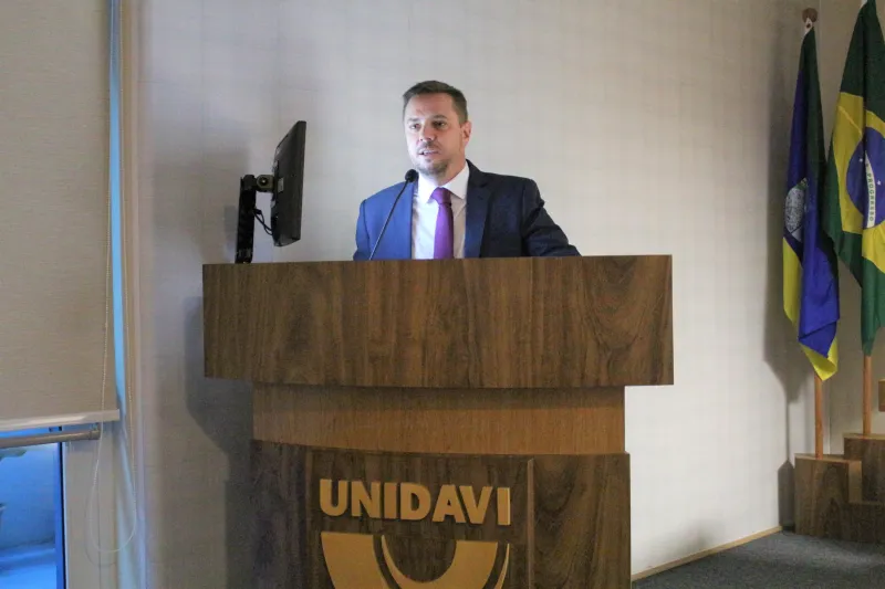 Juiz do trabalho, Marlos Melek, durante palestra em Rio do Sul (foto: Débora Cláudio)