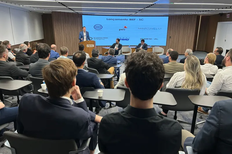 Cleverson Siewert e Felipe Salto em painel no lançamento do IBEF em SC