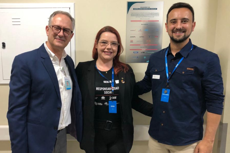 Fábio Teixeira, diretor executivo do Hospital (e) e Cintia Nowasco e Valmir Cabral, da FIESC 