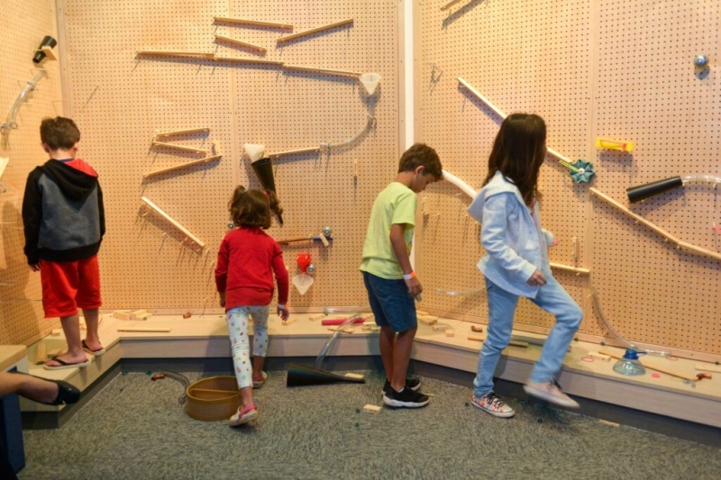 Engenhoca de bolinhas é uma das atrações do SESI Lab. Foto: Divulgação/SESI