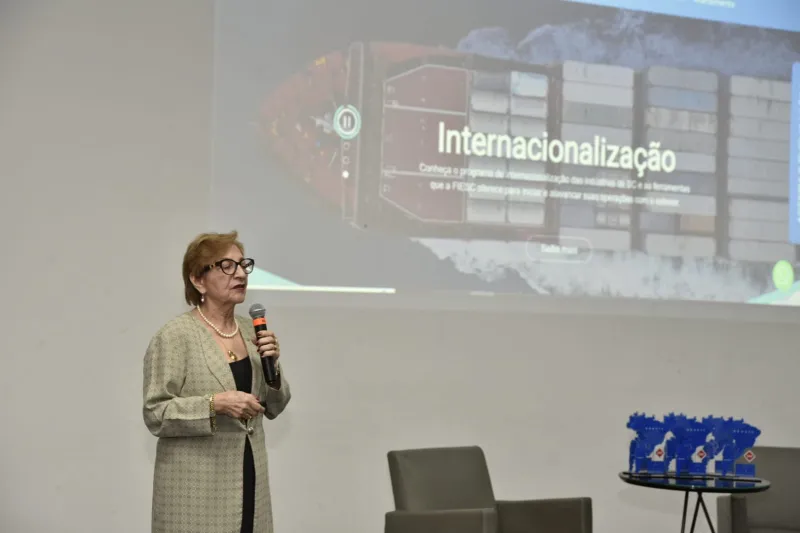 Presidente da Câmara de Comércio Exterior da FIESC, Maria Teresa Bustamante em apresentação no Fórum Mercosul (Elis Pereira) 