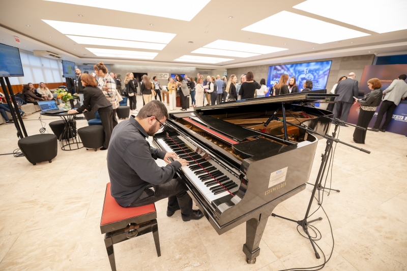 Pianista cego tocou para público durante o credenciamento e coquetel