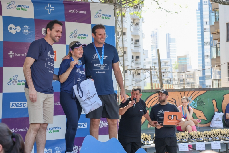 Primeira inscrita na prova recebeu homenagem no palco principal (Débora Favretto)