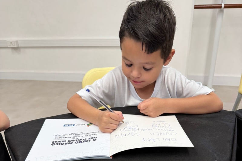 Estudantes/autores participam até de sessão de autógrafos