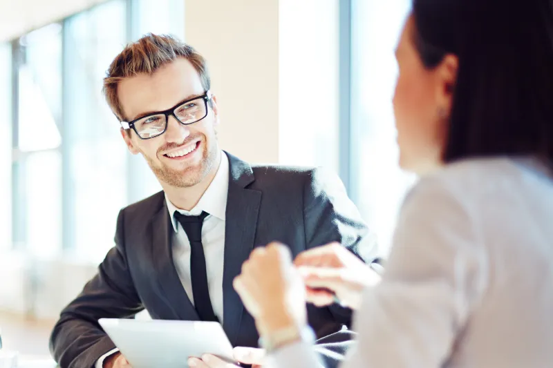 Participantes se reúnem com empresas suíças para fomentar negócios e parcerias. (Foto: Freepik)