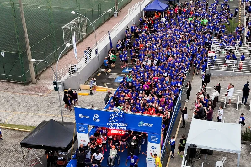 Imagem aérea mostra competidores esperando hora da largada, no SESI