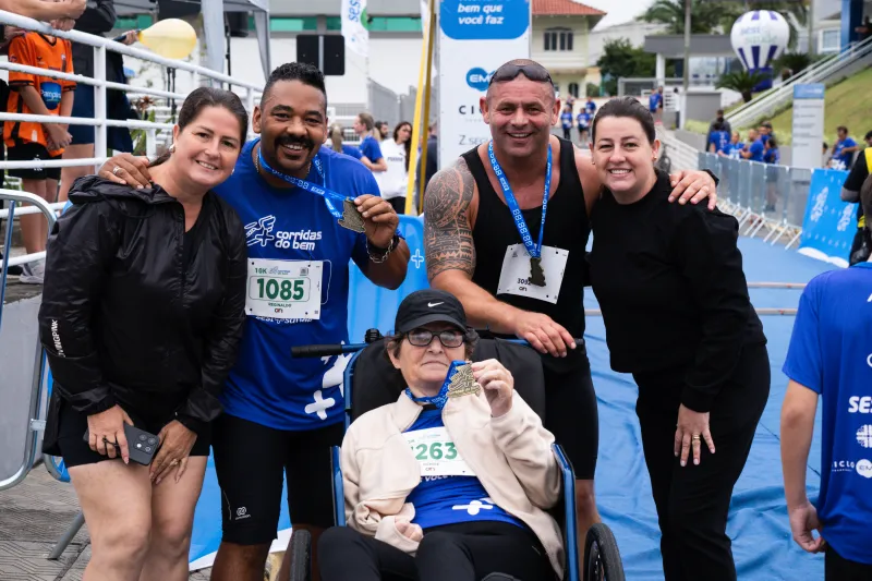 Grupo exibe medalha depois de concluir trajeto da prova em Rio do Sul