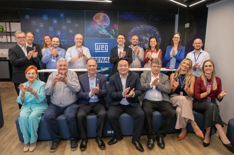 Representantes da FIESC e da WEG no Centro WEG, em Jaraguá (foto: Filipe Scotti)