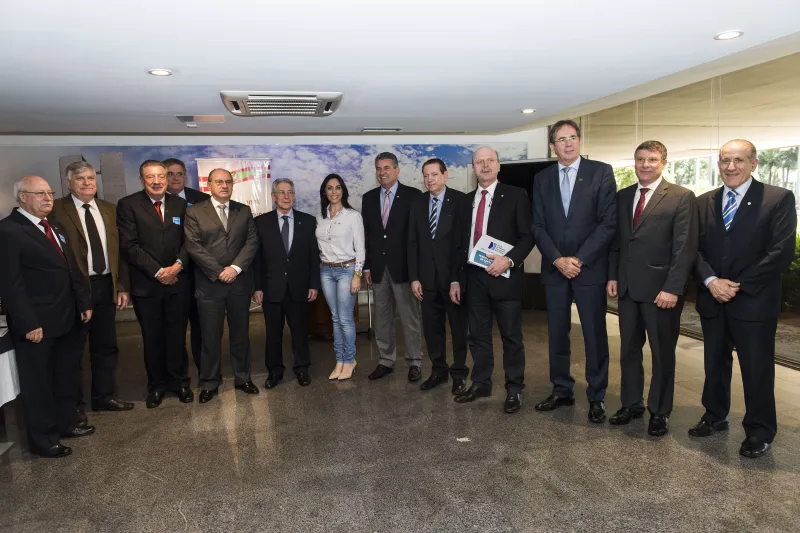 Empresários e parlamentares no encontro em Brasília, nesta quinta-feira (8) (foto: Sérgio Amaral)