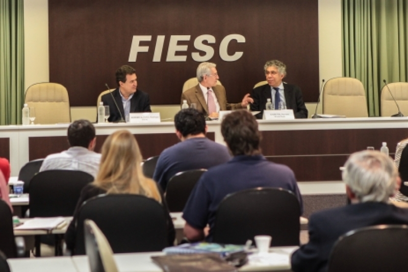 Carlos Henrique Ramos Fonseca, diretor da FIESC, Glauco José Côrte, presidente da FIESC, Otaviano Canuto, do Banco Mundial (esquerda p/ direita) (foto: Heraldo Carnieri)