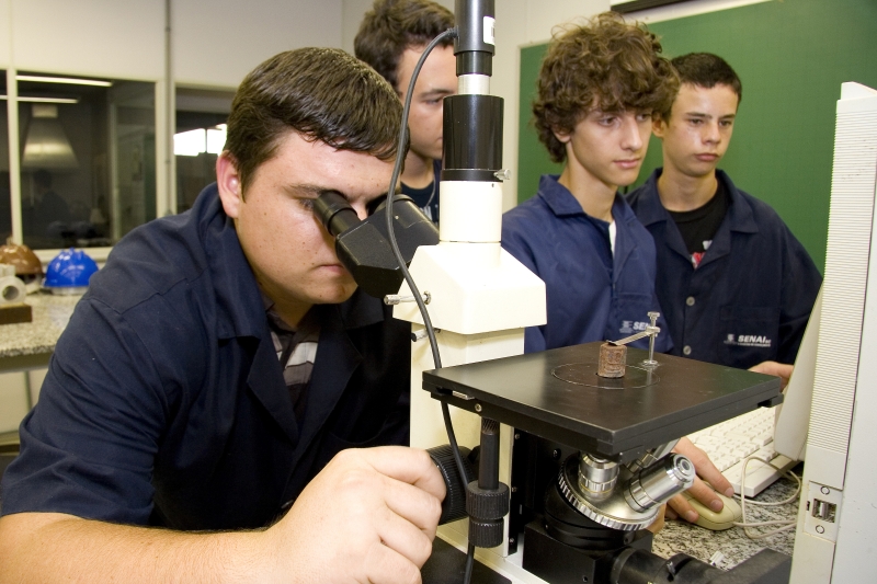 Mundo do trabalho exige pessoas cada vez mais qualificadas, que estejam sempre renovando conhecimentos