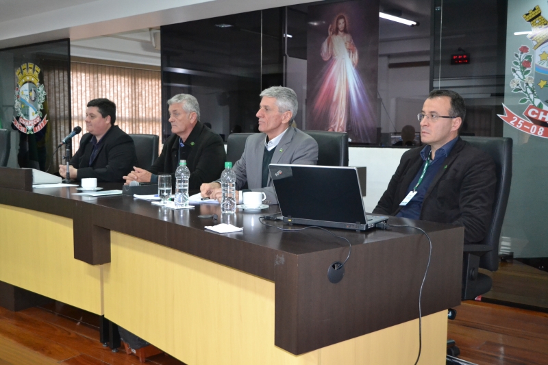 Presidente da Câmara, Valmor Scolari (d); vice-presidente da FIESC, Waldemar Schmitz; assessor do Movimento, Antônio Carradore; e gerente de educação e tecnologia do SENAI Chapecó, Almeri Dedonatto (foto: Divulgação/Câmara)