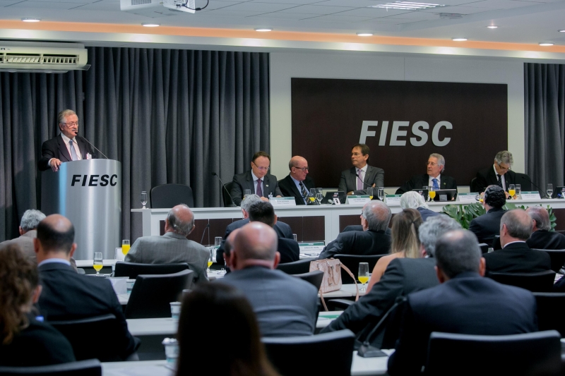 Presidente da Aurora Alimentos, Mário Lanznaster, durante reunião de diretoria da FIESC (foto: Fernando Willadino)
