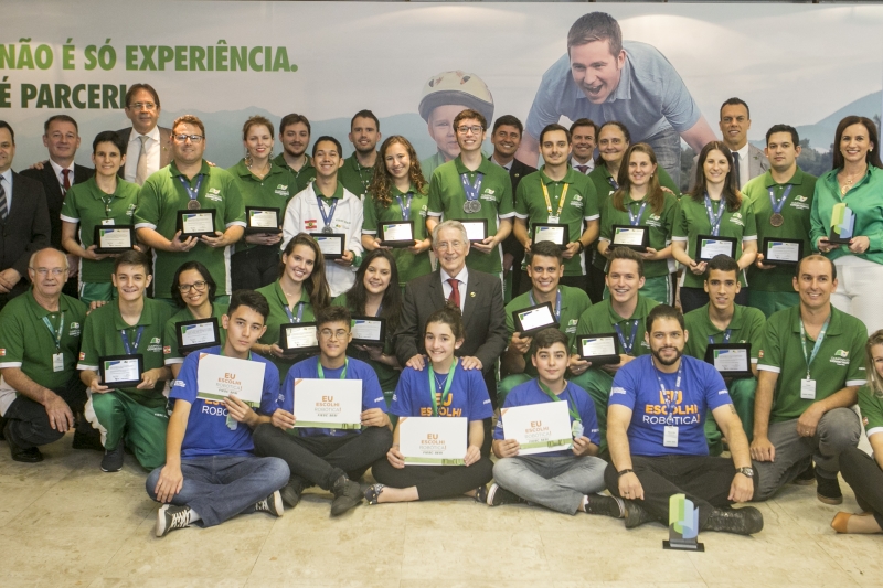 Presidente e diretores da FIESC com os estudantes premiados. Foto: Fernando Villadino