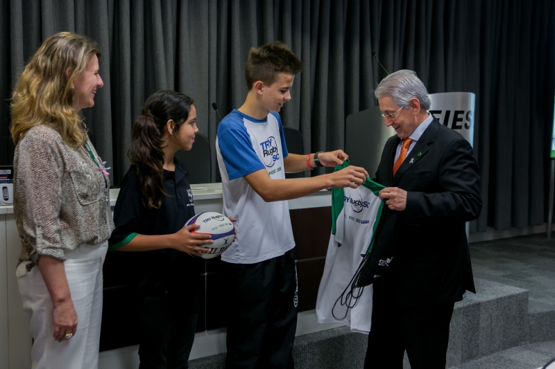 Côrte recebeu de Ketlin e Natanael bola de rugby e uma camiseta. Foto: Fernando Willadino.