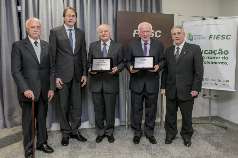 Irmãos Adolfo e Bertoldo durante homenagem na reunião de diretoria da FIESC (foto: Fernando Willadino)