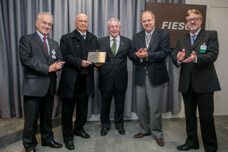Engenheiro Ruy Hülse foi homenageado na reunião de diretoria da FIESC, nesta sexta-feira (17), em Florianópolis (foto: Fernando Willadino)