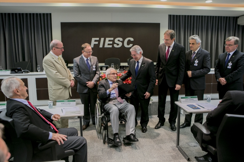 Victor Fontana recebeu a homenagem durante reunião de diretoria da FIESC, nesta sexta-feira (29) (foto: Fernando Willadino)