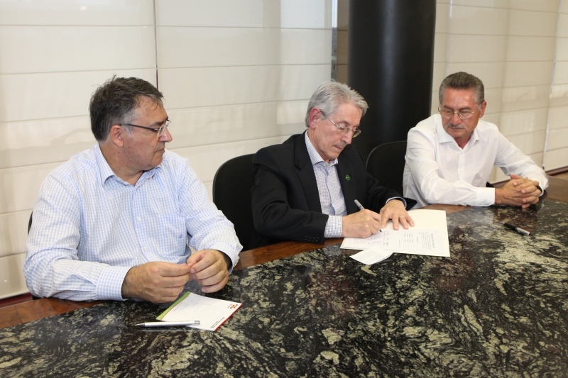 Governador Raimundo Colombo (e), Presidente da FIESC, Glauco José Côrte, e diretor da Fecesc, Ivo Castanheira (foto: Heraldo Carnieri)