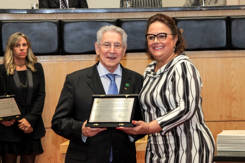 Presidente da FIESC, Glauco José Côrte, recebeu a homenagem das mãos da deputada Dirce Heiderscheidt (foto: Heraldo Carnieri)