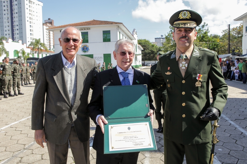 General da reserva, Adhemar da Costa Machado Filho (esq.), presidente da FIESC, Glauco José Côrte, e general Richard Fernandez Nunes (foto: Heraldo Carnieri)