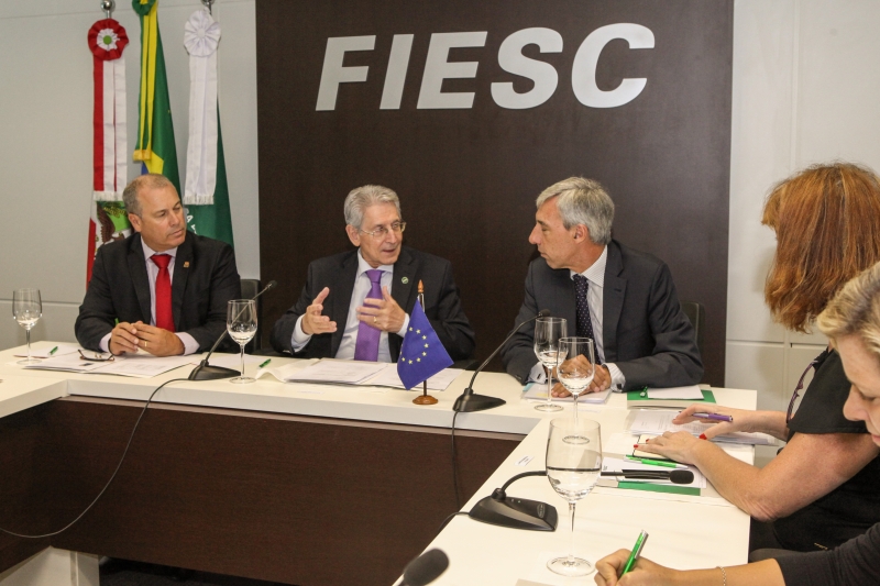 Secretário Carlos Adauto Virmond Vieira (e), presidente da FIESC, Glauco José Côrte (c), e embaixador João Gomes Cravinho (foto: Heraldo Carnieri)