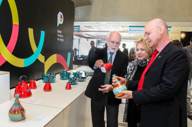 Freddy Van Camp, curador da Bienal (esq), Roselie Lemos, curadora da mostra Design Catarina, e Natalino Uggioni, superintendente do IEL/SC, visitam a exposição. (Foto: Heraldo Carnieri)