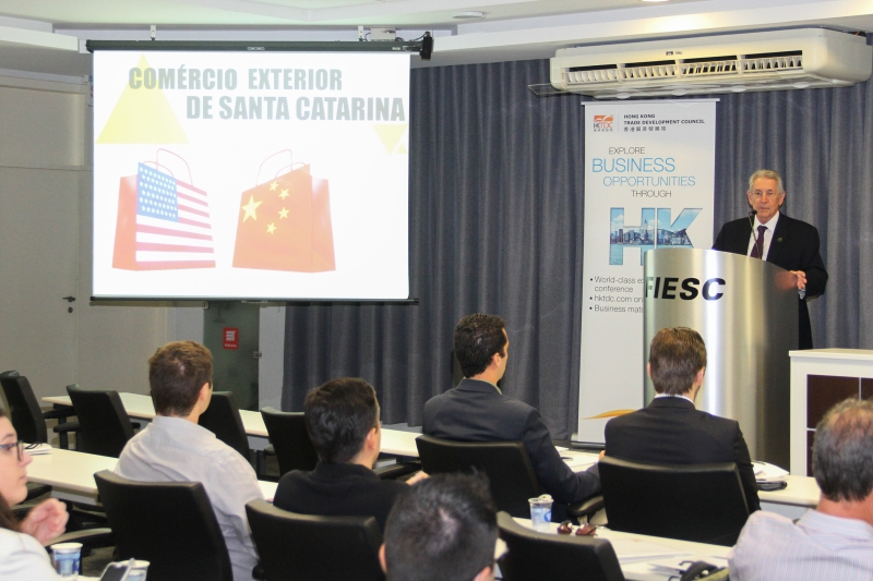 Presidente da FIESC, Glauco José Côrte, durante apresentação no encontro (foto: Filipe Scotti)